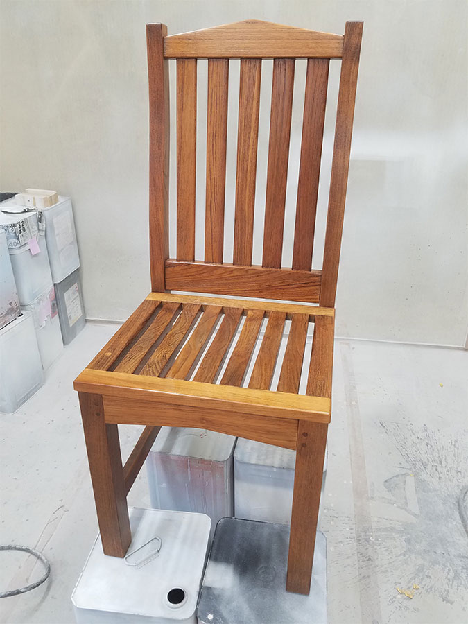 画像：つばめグリル椅子